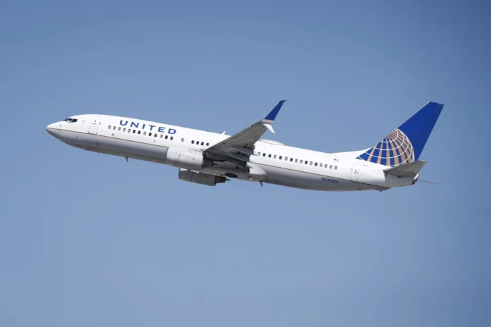 Avión de United Airlines regresa por alerta