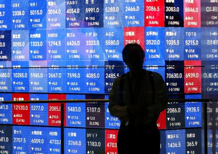 Nikkei alcanza récord histórico de 65,000 puntos