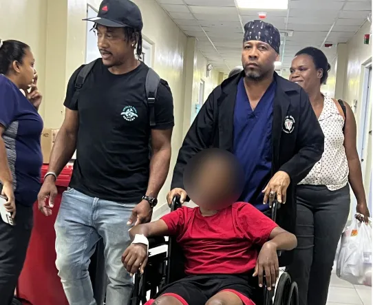 Kelvin Manuel recibe alta médica tras accidente.