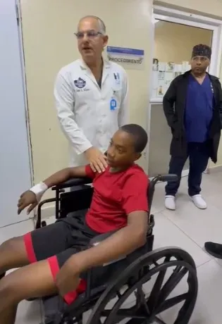 Niño de 12 años recibe alta médica.