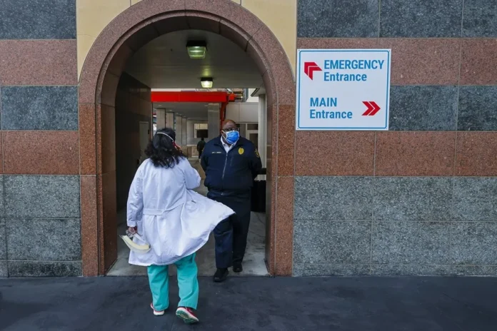 Médicos extranjeros excluidos del veto migratorio.