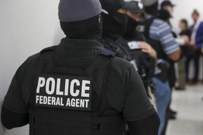 ICE despliega 7,000 agentes para deportaciones