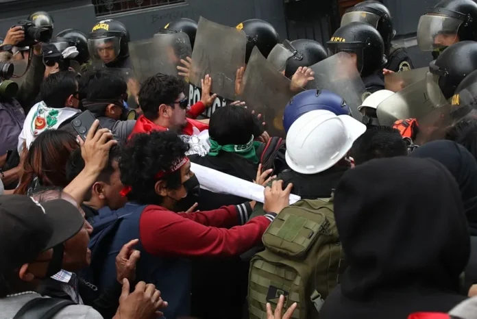 Policía acusado de matar a manifestante en Perú