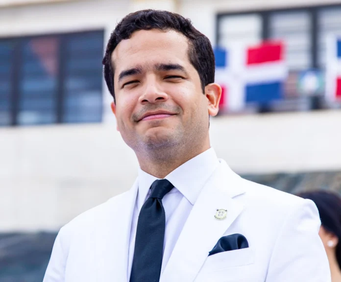 Omar Fernández, político dominicano con alta favorabilidad.