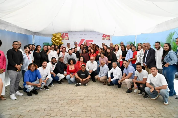Deportistas dominicanos celebran aniversario de periódico.