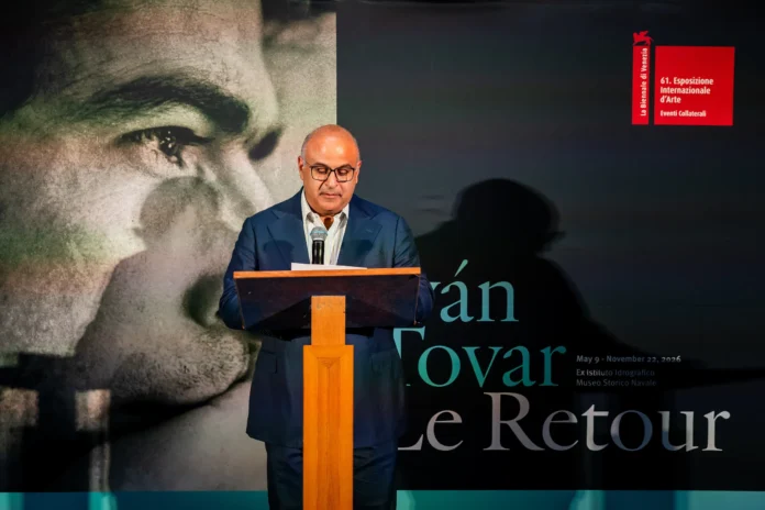 Iván Tovar en su exposición en Venecia.