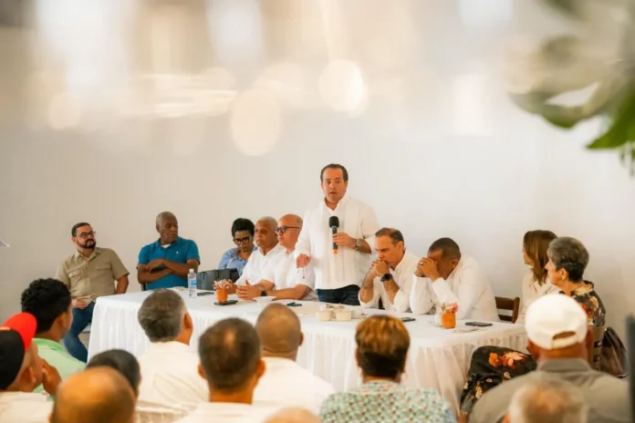 José Ignacio Paliza en reunión del PRM