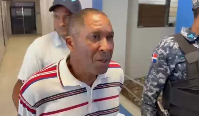 Hombre lanza piedra a presunto delincuente.