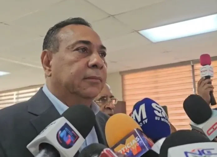 Senador Tineo propone austeridad en el Estado.