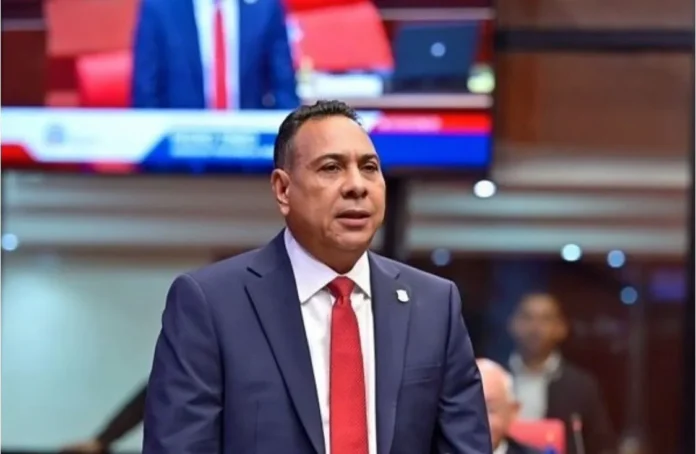 Senador Pedro Tineo denuncia incumplimiento empresarial.
