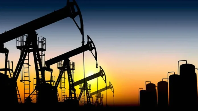 Trump propone suspender impuesto a gasolina.