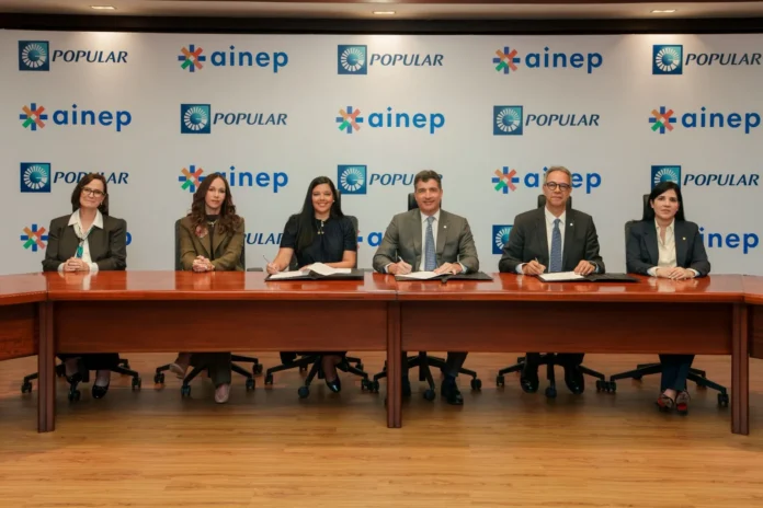 Banco Popular y AINEP firman alianza educativa.