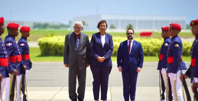 Presidenta de Surinam llega a República Dominicana