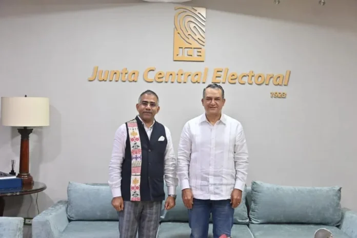 Reunión entre JCE y embajador de India