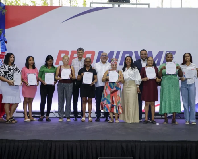Entrega de créditos a emprendedores en Santo Domingo Oeste