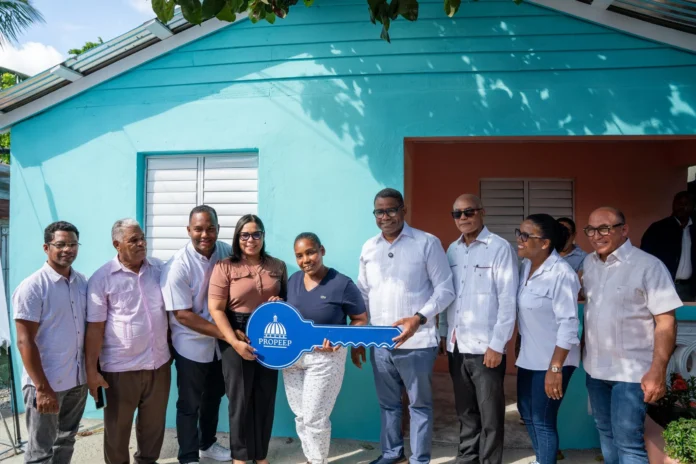 Entrega de vivienda en Pantoja por Propeep