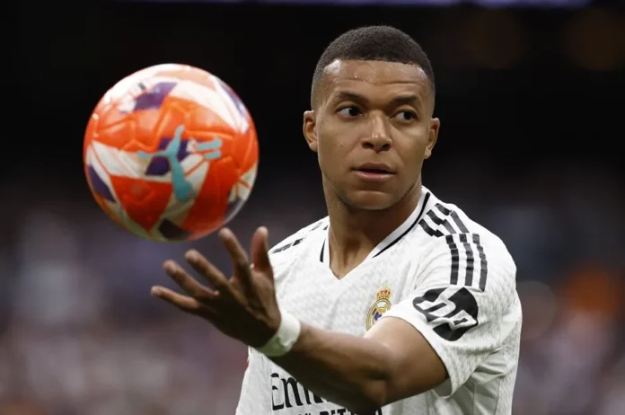 Mbappé entrenando en solitario por lesión.