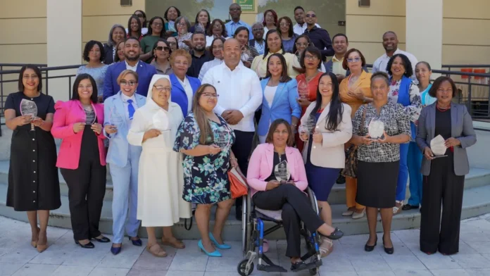 Premiación de centros educativos destacados.