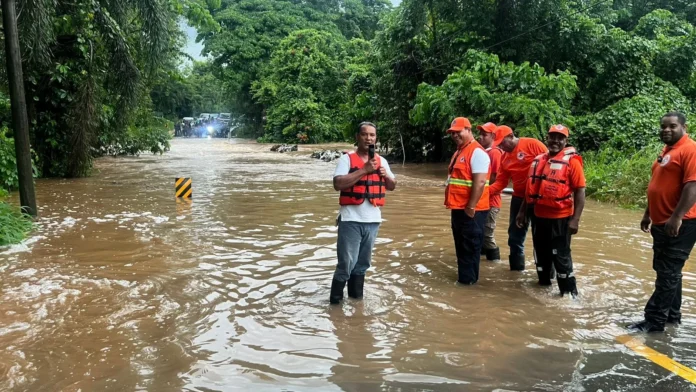 Rescate de jóvenes en río Comatillo.