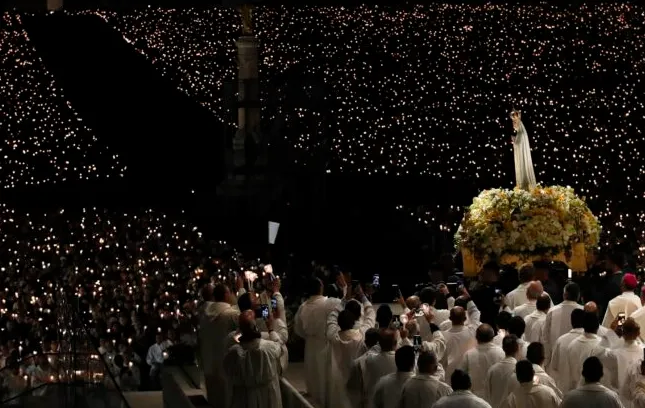 Peregrinos en Fátima rezan por la paz.