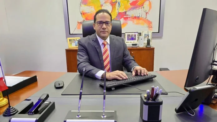 Salvador Holguín en cumbre de ciberseguridad.