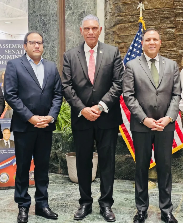 Salvador Holguín recibe reconocimiento en Albany.
