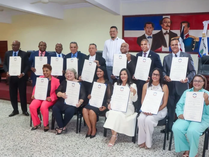 Reconocimiento a jueces y fiscales en Baní