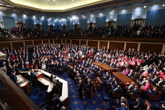Senado limita poderes bélicos de Trump.