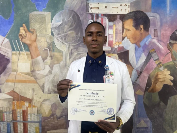 Sargento Heredia Cueva recibe reconocimiento en enfermería.