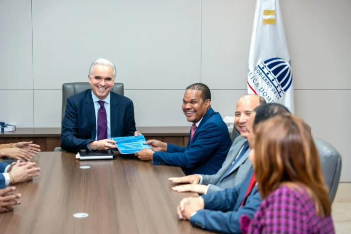 Candidato UASD y ministro discuten innovación educativa.
