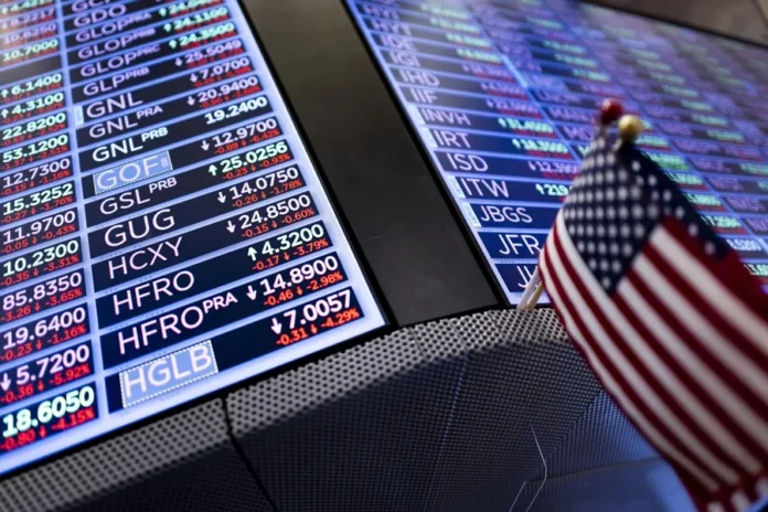 Wall Street cierra mixto, S&P 500 récord.