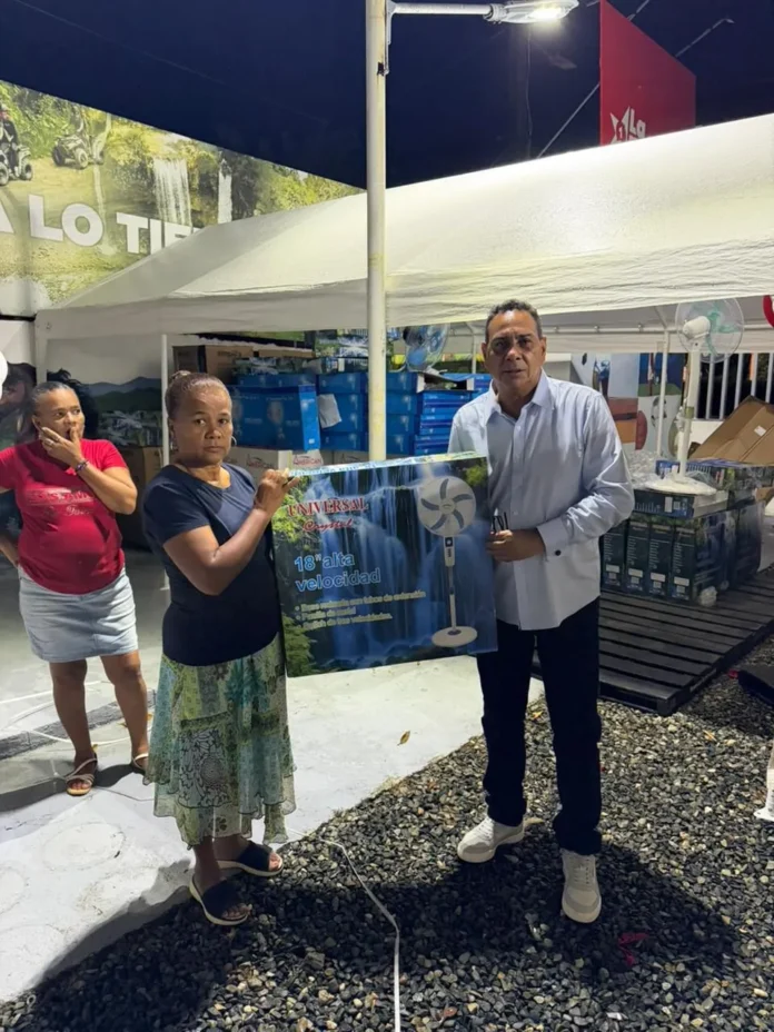 Senador Tineo agasaja a madres de Monte Plata