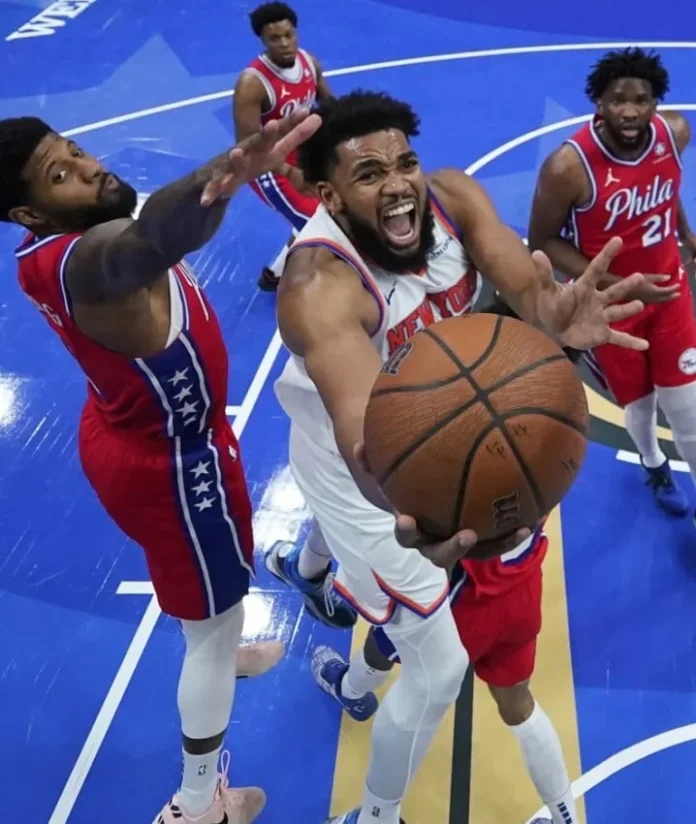 Knicks y 76ers se enfrentan en playoffs.