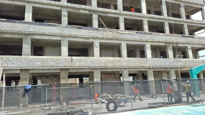 Construcción de nuevas aulas en escuela.