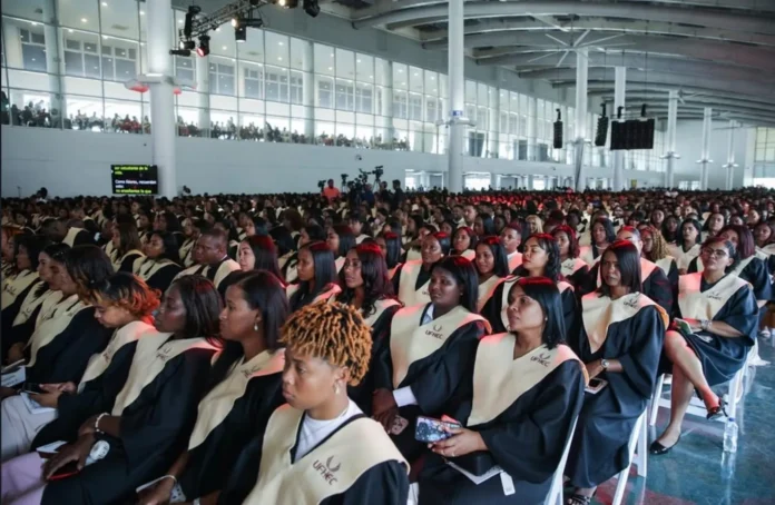 Graduación de 2,185 profesionales en UFHEC