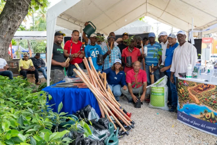 Utepda entrega insumos agrícolas en festival.