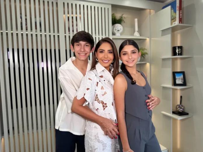 Viviana Gibelli con sus hijos adolescentes.
