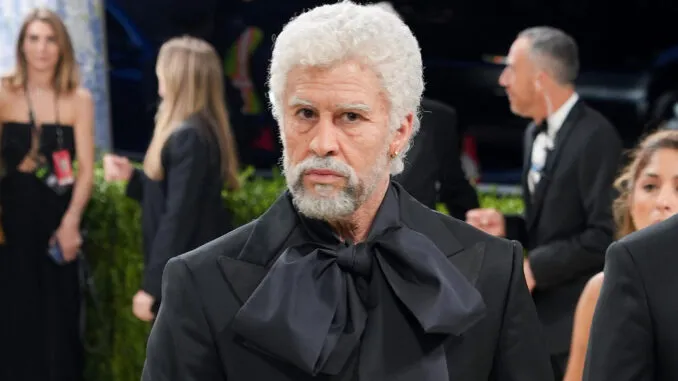 Bad Bunny disfrazado de anciano en Met Gala.