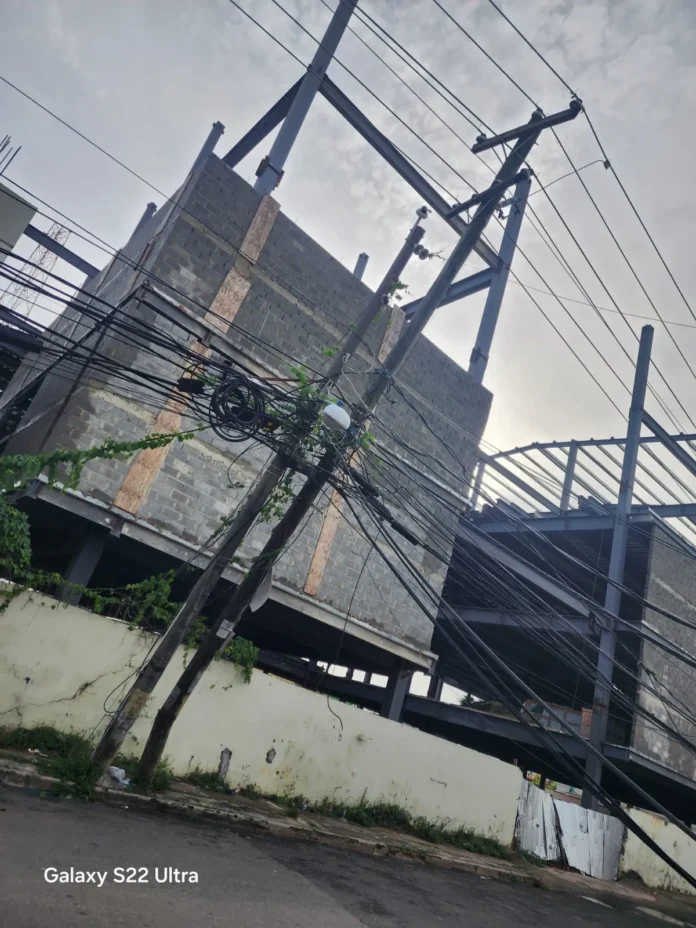 Vehículo choca poste, interrumpe servicio eléctrico.