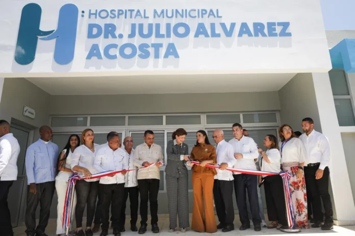 Vicepresidenta entrega hospital renovado en Castañuelas.