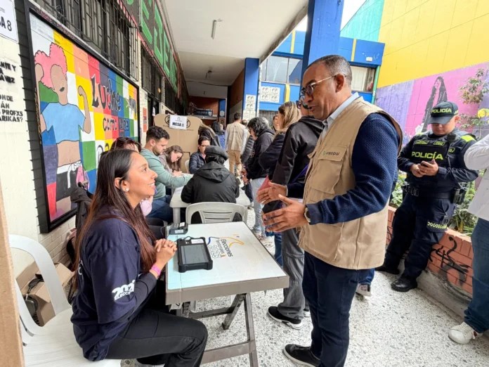 Víctor Pichardo en misión electoral en Colombia.