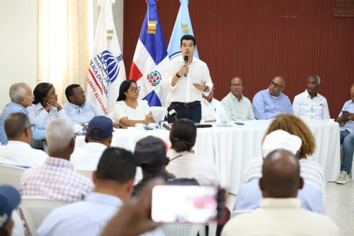 Wellington Arnaud presenta proyecto de acueducto.