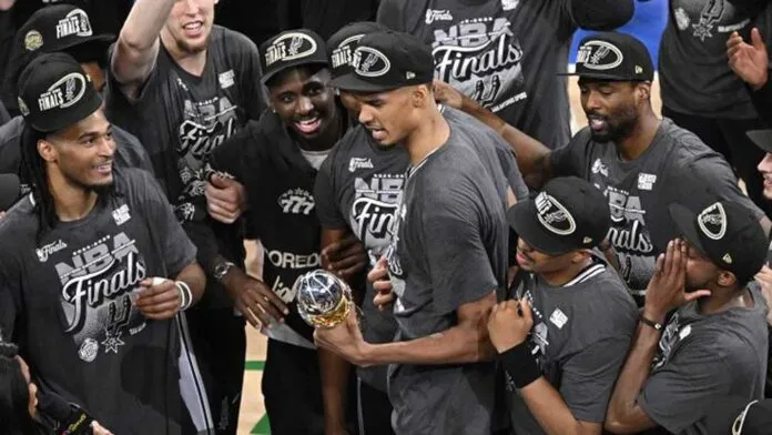 Wembanyama celebra victoria de los Spurs.