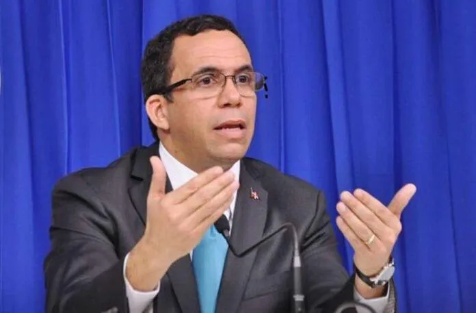 Navarro denuncia debilitamiento de la oposición política