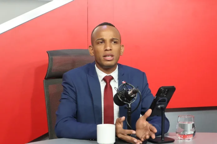 Edward Ramírez critica al PRM por renovación.