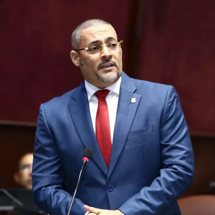 Senador presenta proyecto contra la usura.