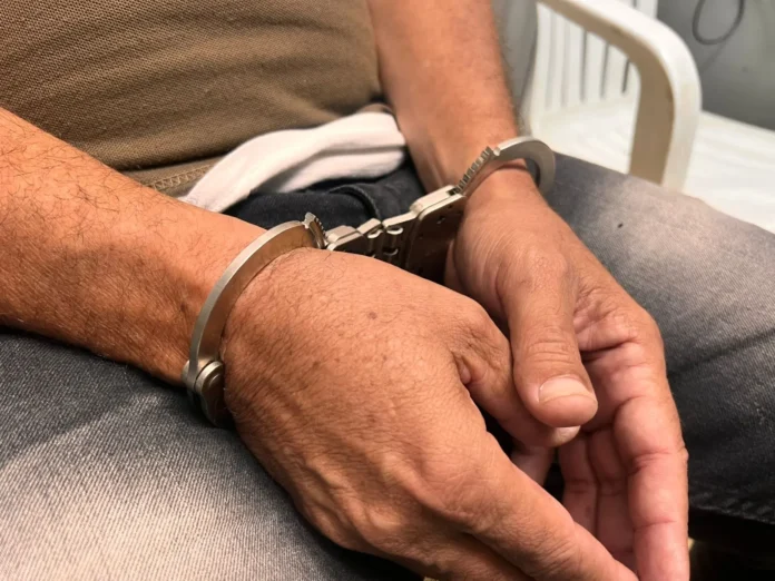 Hombre arrestado por quemar a su pareja.