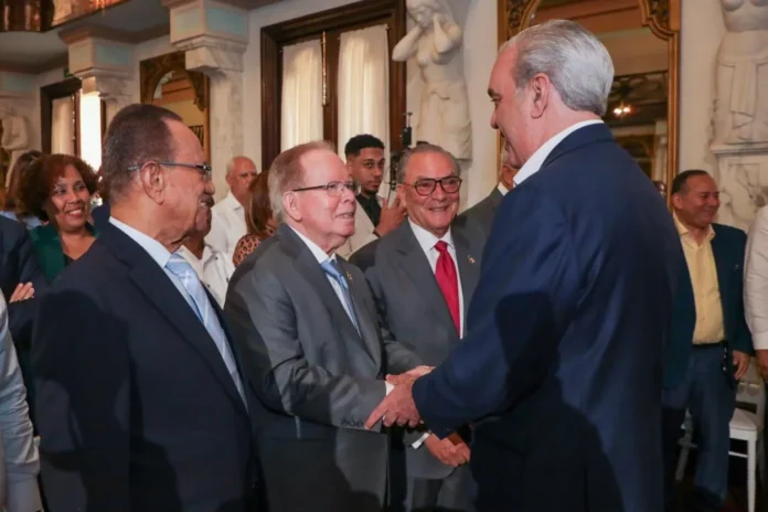 Luis Abinader dialoga con empresarios y sindicalistas.