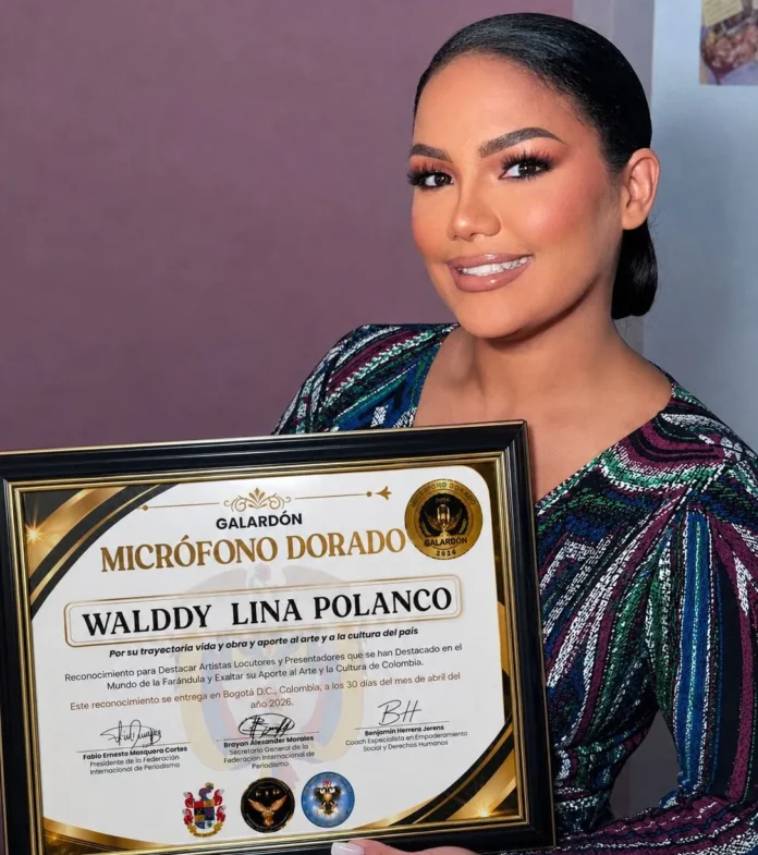 Walddy Lina Polanco recibe Micrófono Dorado.