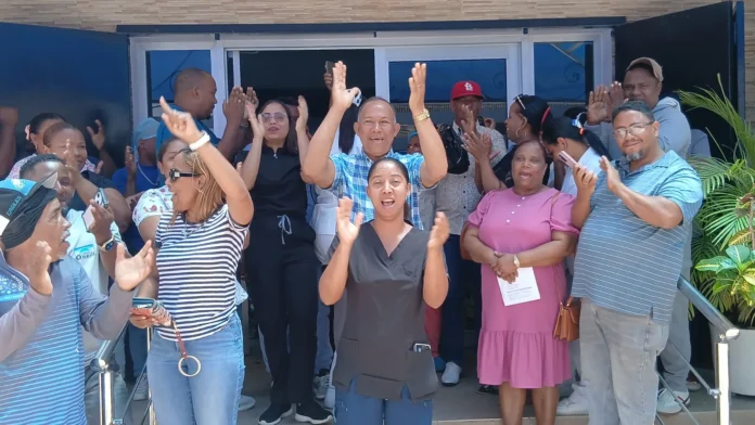 Protesta del personal de la clínica.